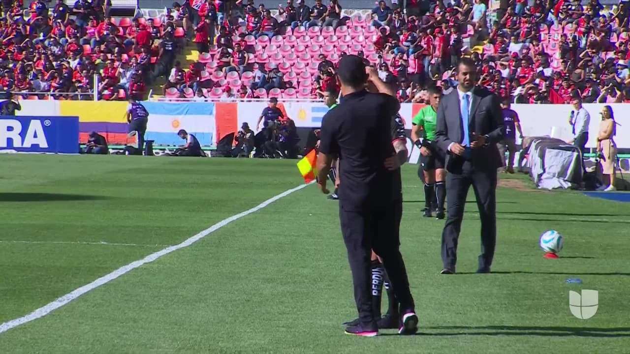 Arranca el partido y la pelota está en juego.