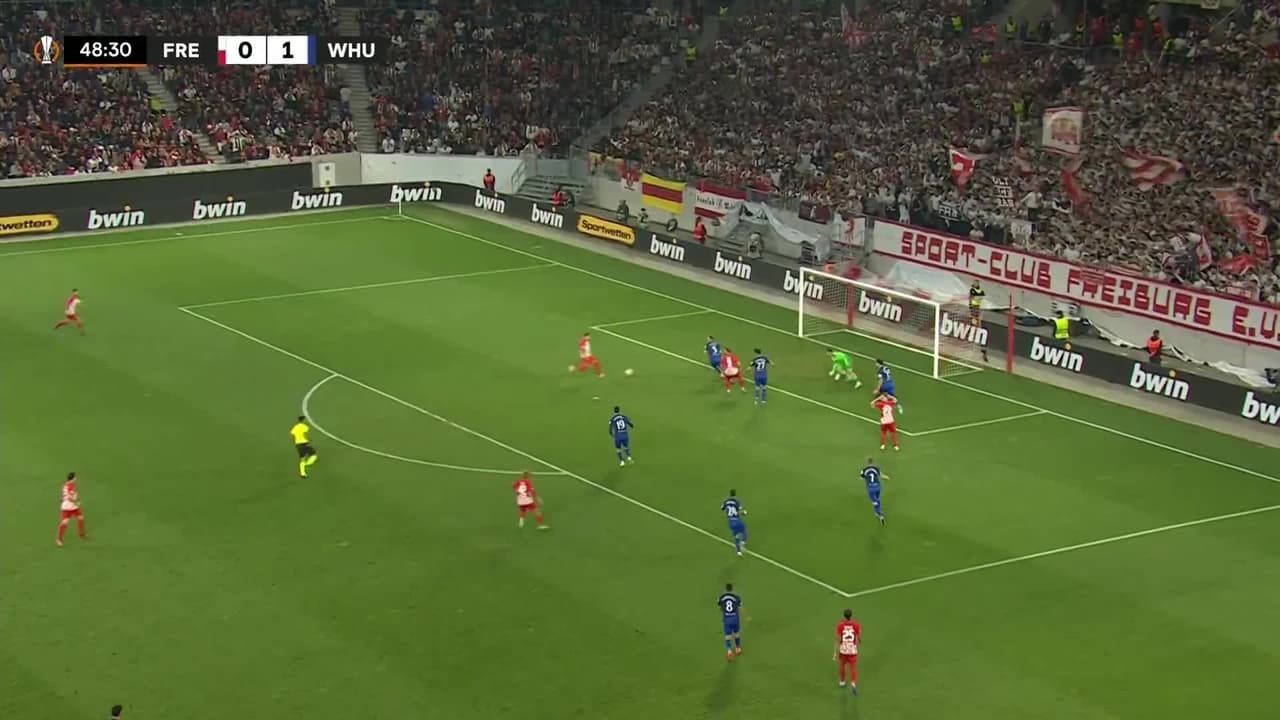 ¡GOL!  anota para Sport-Club Freiburg. Roland Sallai