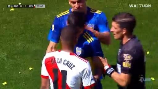 ¡Se prende el clásico! Se encaran los jugadores por un pelotazo