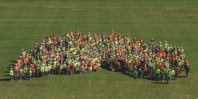 Mas y Beckham ofrecieron un almuerzo sorpresa para los 400 constructores que trabajan en el armado del estadio. "Nada pasa desapercibido con el gran trabajo que están haciendo, y la pasión con lo que lo están haciendo", dijo el inglés a los obreros. "Lo que se está creando acá es realmente un milagro".
