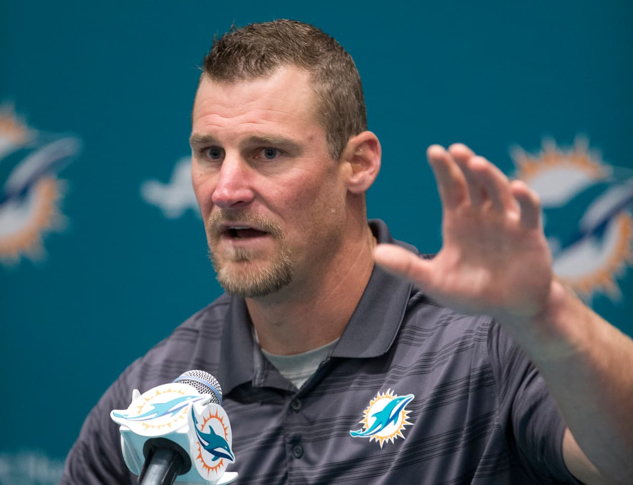 Ahora Dan Campbell, ex entrenador de ala cerradas fue ascendido a entrenador en jefe interino de Miami tomando el puesto de Philbin, aún no ha debutado (AP-NFL).