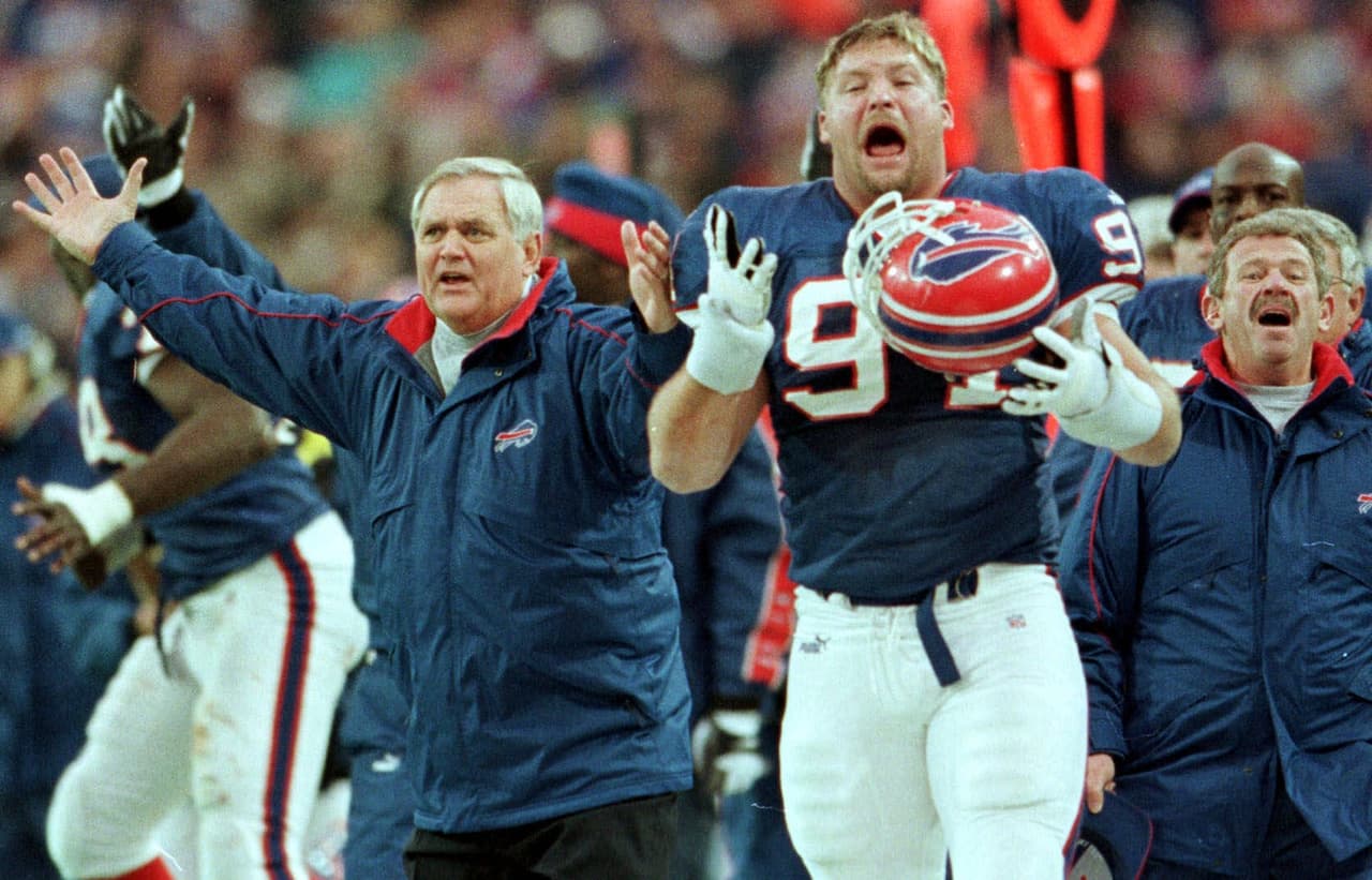 8.- Wade Phillips (Bills 1998-2000).- Cuando Belichick llegó a New England fue la última de tres temporadas de Phillips en Buffalo, tras llegar a los playoffs en 1998 y 1998, los Bills se quedaron con marca de 8-8 en el 2000 empezando una racha que sigue vigente de 15 temporadas sin playoffs en Orchard Park (AP-NFL).