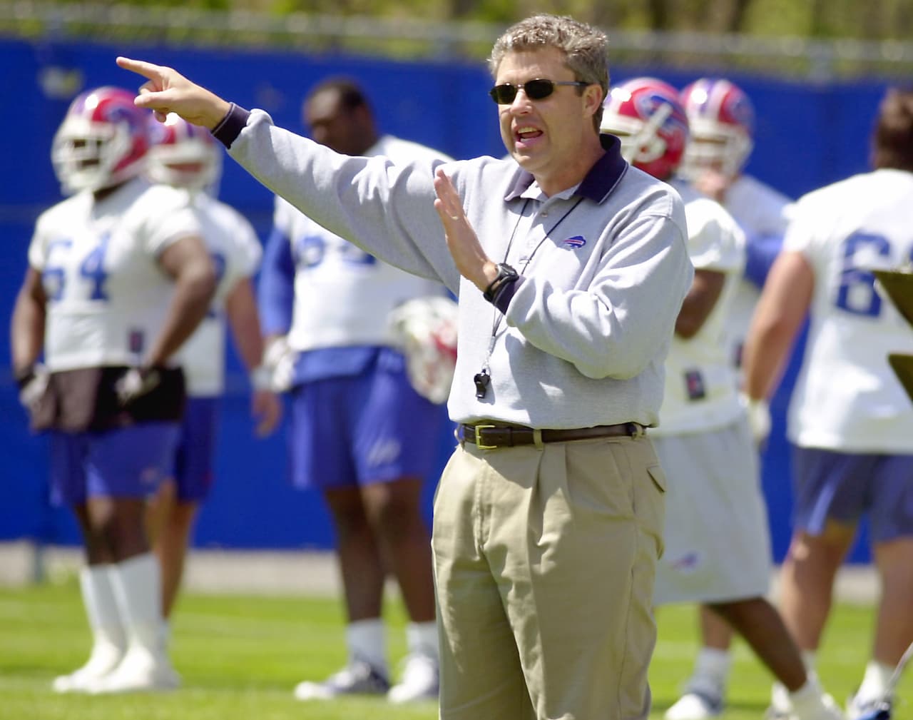 9.- Gregg Williams (Bills 2001-03).- La directiva liderada por Ralph Wilson Jr. le dio tres años de paciencia a Williams en los que pésimas marcas de 3-13, 8-8 y 6-10 para un global 17-31 lo hicieron nada memorable en la historia del equipo (AP-NFL).