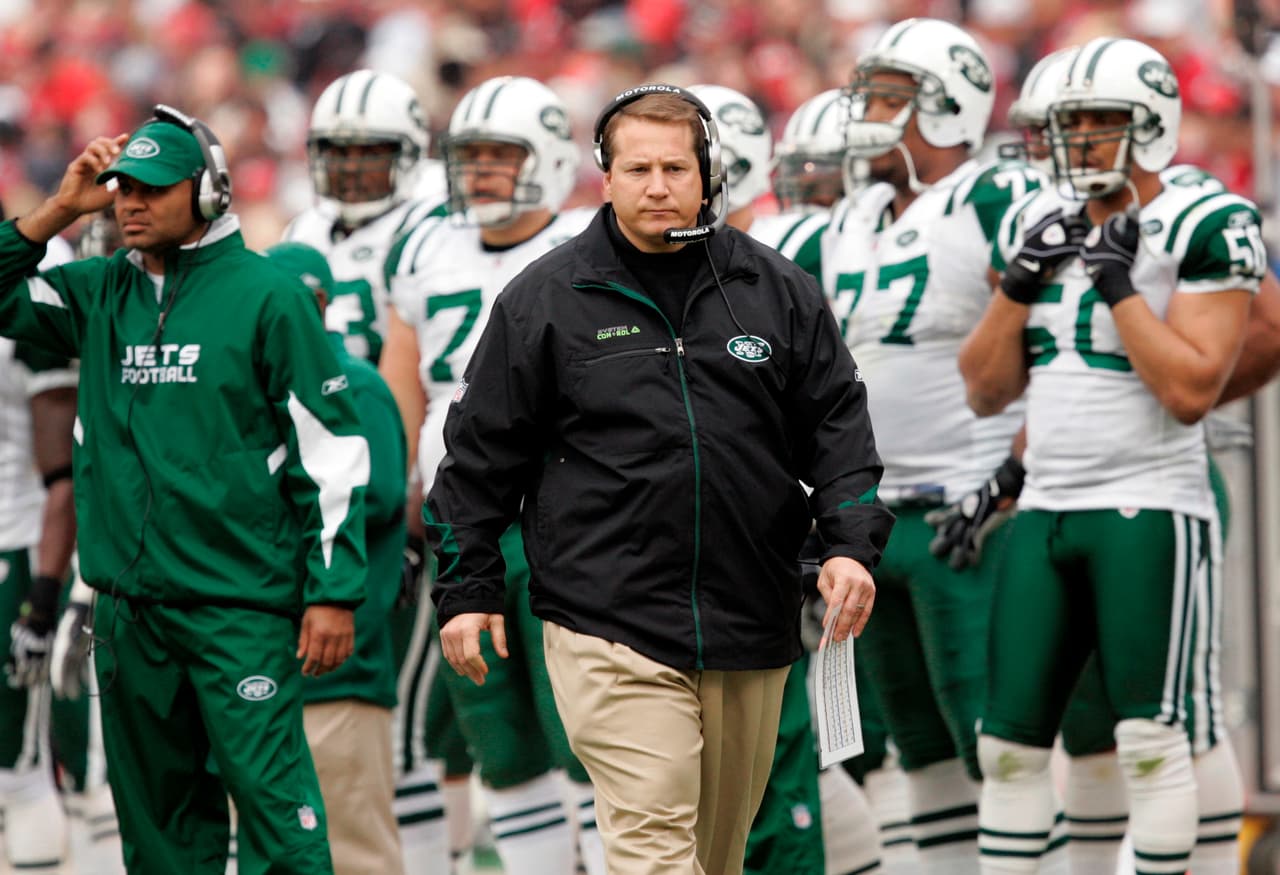 17.- Eric Mangini (Jets 2006-08).- Los neoyorquinos tomaron al DC de los Patriots tratando de vencerlos y empezó muy bien en 2006 con marca de 10-6 y pase a playoff donde perdieron con New England, en 2007 se cayó con marca de 4-12 y volvió a subir a 9-7 en 2008 pero la tensión interna lo hizo irse a los Browns después de ese año, su marca global fue 23-25 (AP-NFL).