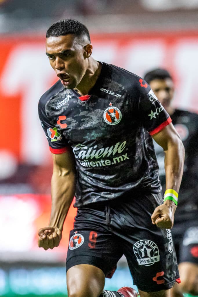 Manotas (6’) adelantó muy temprano a los locales y Castillo (90+5’) selló la victoria. Hacia el final del juego, León estuvo cerca de emparejar los cartones, pero el cancerbero de Xolos tuvo una buena actuación. Tijuana llegó a 12 puntos y ocupa el liderato de forma momentánea; León sólo ha sumado 4 unidades en la presente campaña.