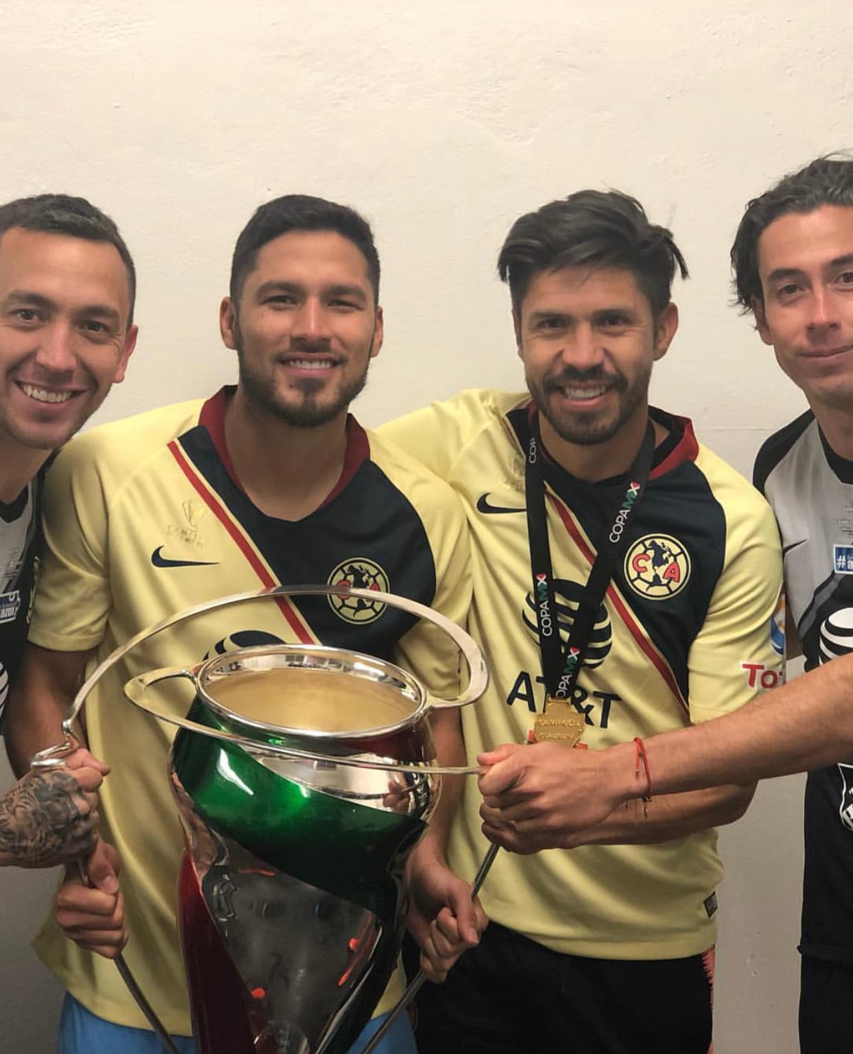 Varios jugadores del América, así como sus parejas, han compartido en sus redes sociales parte del festejo del título de la Copa MX que ganaron en la noche del miércoles en la cancha de Juárez.