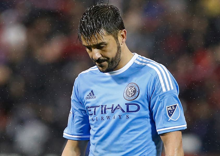 DAVID VILLA – El goleador del New York City FC, quien tuvo una fantástica temporada que lo colocan como el cuarto mejor anotador de la MLS con 17 goles, a lo cual le podemos sumar 8 asistencias, no podrá festejar más anotaciones en los Playoffs. El “Guaje” y los Citizens tendrán que esperar al 2016.