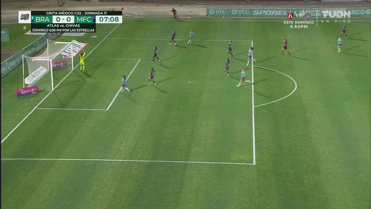 ¡Bombazo! Casarez toma confianza y le pega apenas arriba del arco