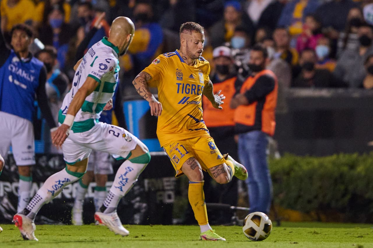 Carlos Salcedo fue el héroe de Tigres al marcar el gol que les dio la victoria sobre Santos y el pase a Semifinal.