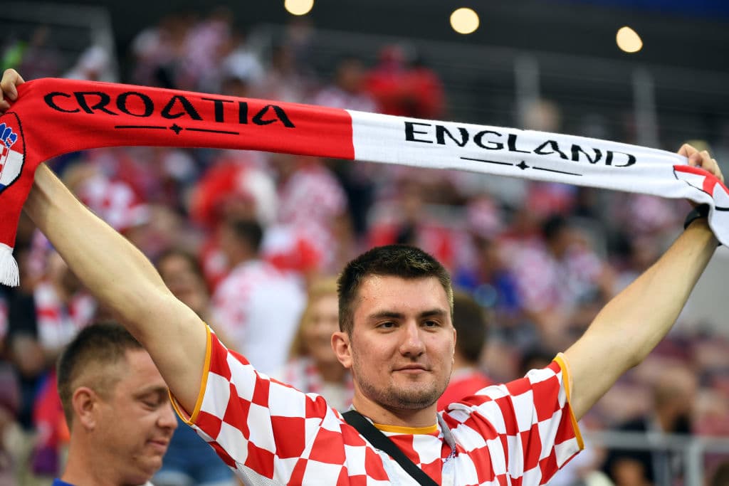 Los fanáticos de Croacia e Inglaterra ponen su colorido y alegría en medio de la definición del segundo finalista en la fiesta de las semifinales del Mundial de Rusia 2018.