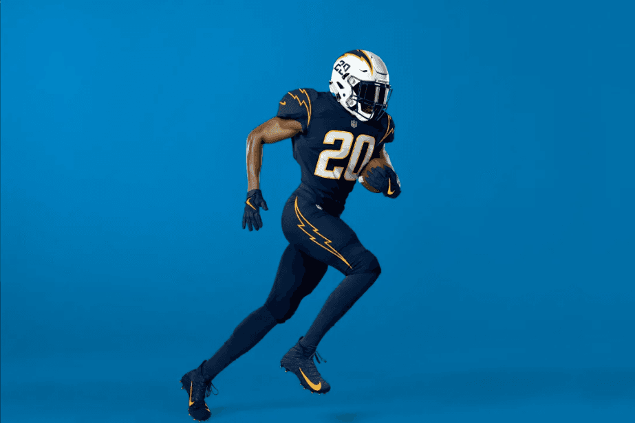 El color ‘rush navy’ o azul marino, prácticamente se había dejado en el olvido las últimas campañas y ahora vuelve.