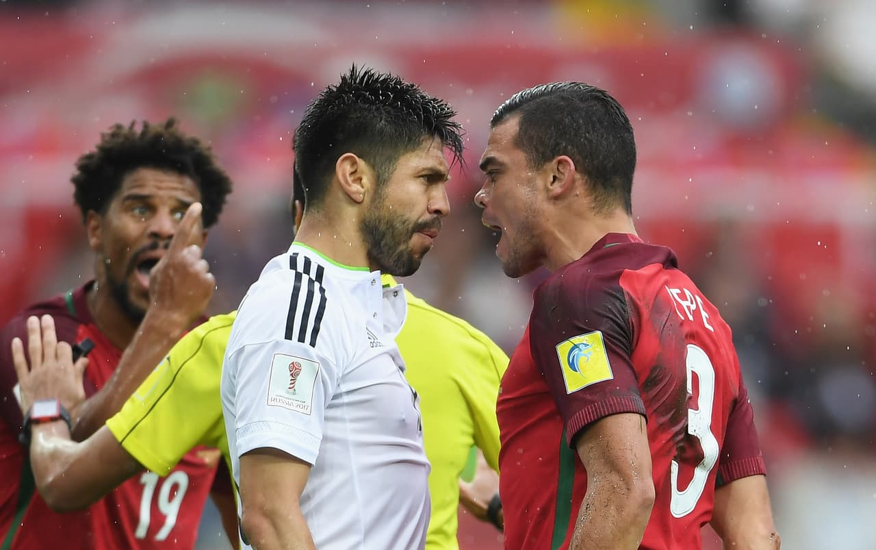 MOSCOW, RUSSIA - JULY 02: Oribe Peralta of Mexico and Pepe of Portugal confront each other during the FIFA Confederations Cup Russia 2017 Play-Off for Third Place between Portugal and Mexico at Spartak Stadium on July 2, 2017 in Moscow, Russia. (Photo by Laurence Griffiths/Getty Images)