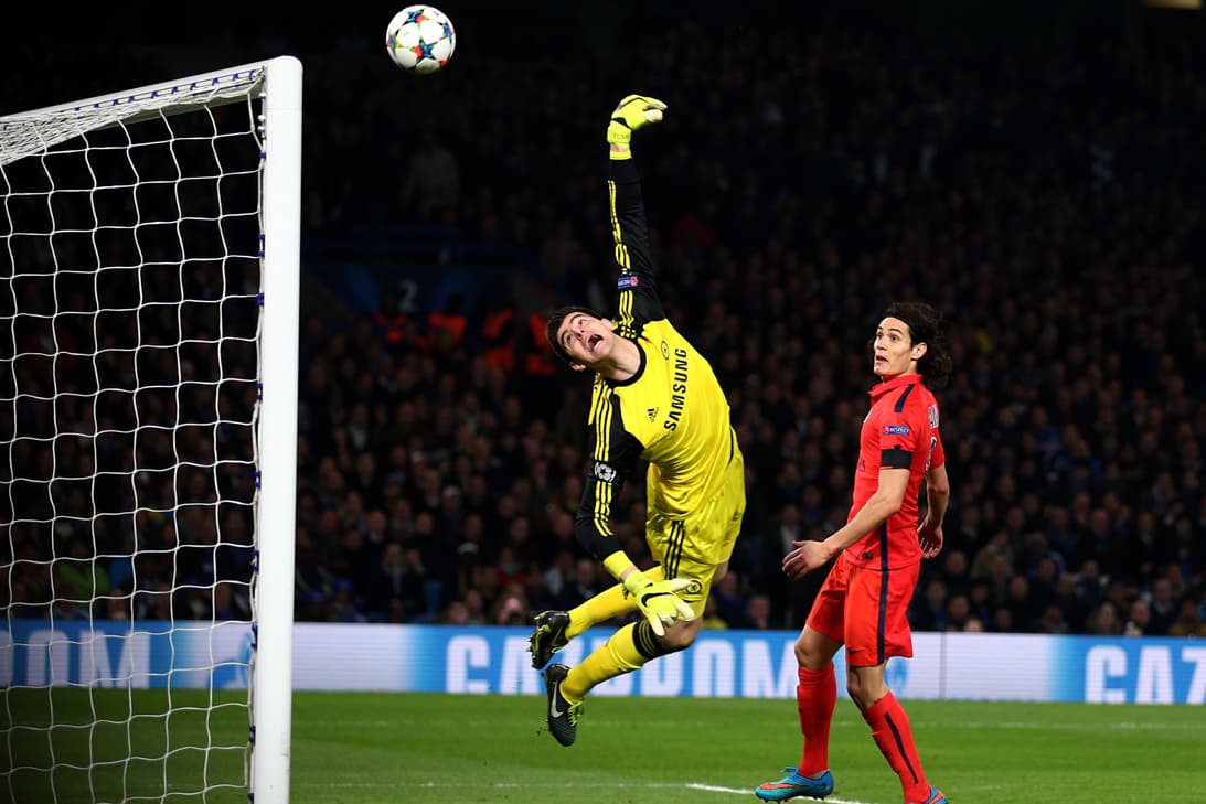 3. Chelsea vs. Paris Saint-Germain – UEFA Champions League: Thibaut Courtois también falló en su cálculo pero dejó esta linda fotografía de su volada. Fue un cabezazo d Thiago Silva el que lo superó.