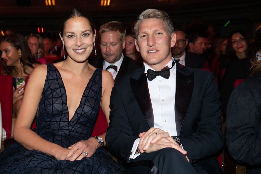 <b>Ana Ivanovic y Bastian Schweinsteiger</b>. Schweinsteiger, un jugador de fútbol alemán que protagonizó durante más de una década en el Bayern Munich antes de ganar un título de la Copa del Mundo en 2014, se casó con Ivanovic, exjugadora número 1 del mundo del tenis, campeona del Abierto de Francia. En 2016 rompió con el golfista Adam Scott. Ivanovic, de 29 años, se retiró unos meses después de haber empezado la relación con el germano.