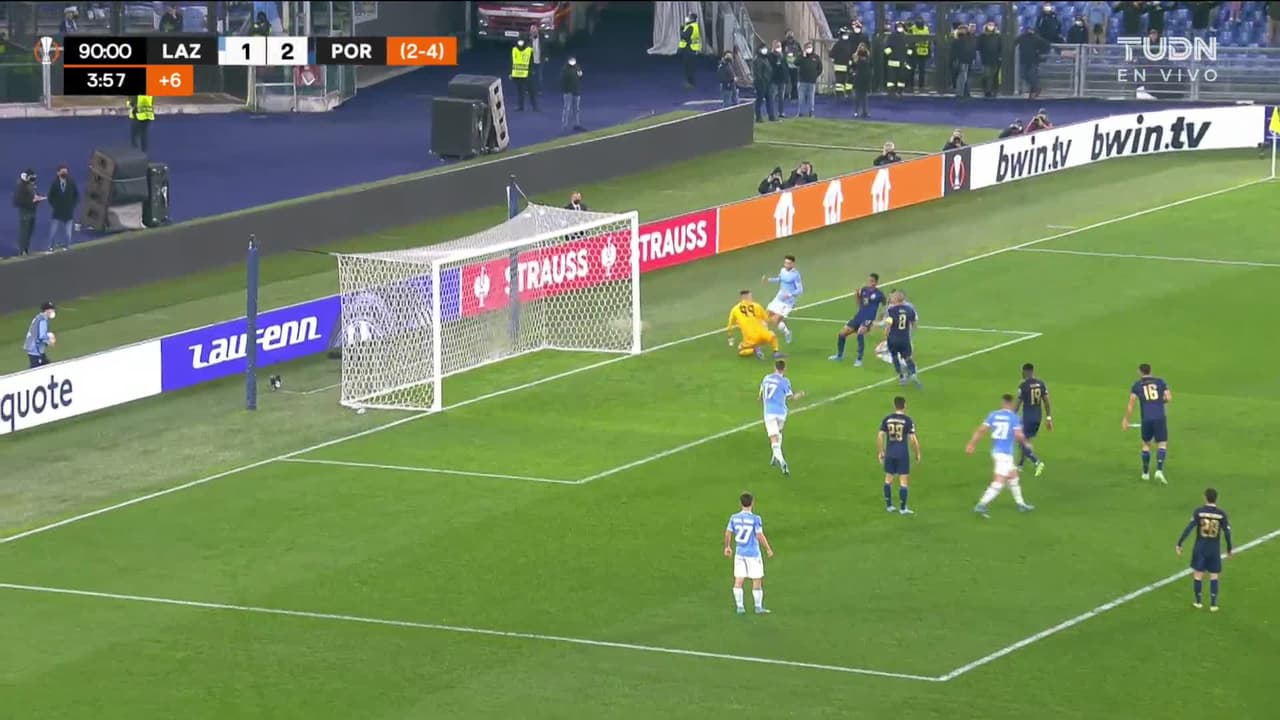 ¡CERCA! Ciro Immobile disparó que se estrella en el poste.