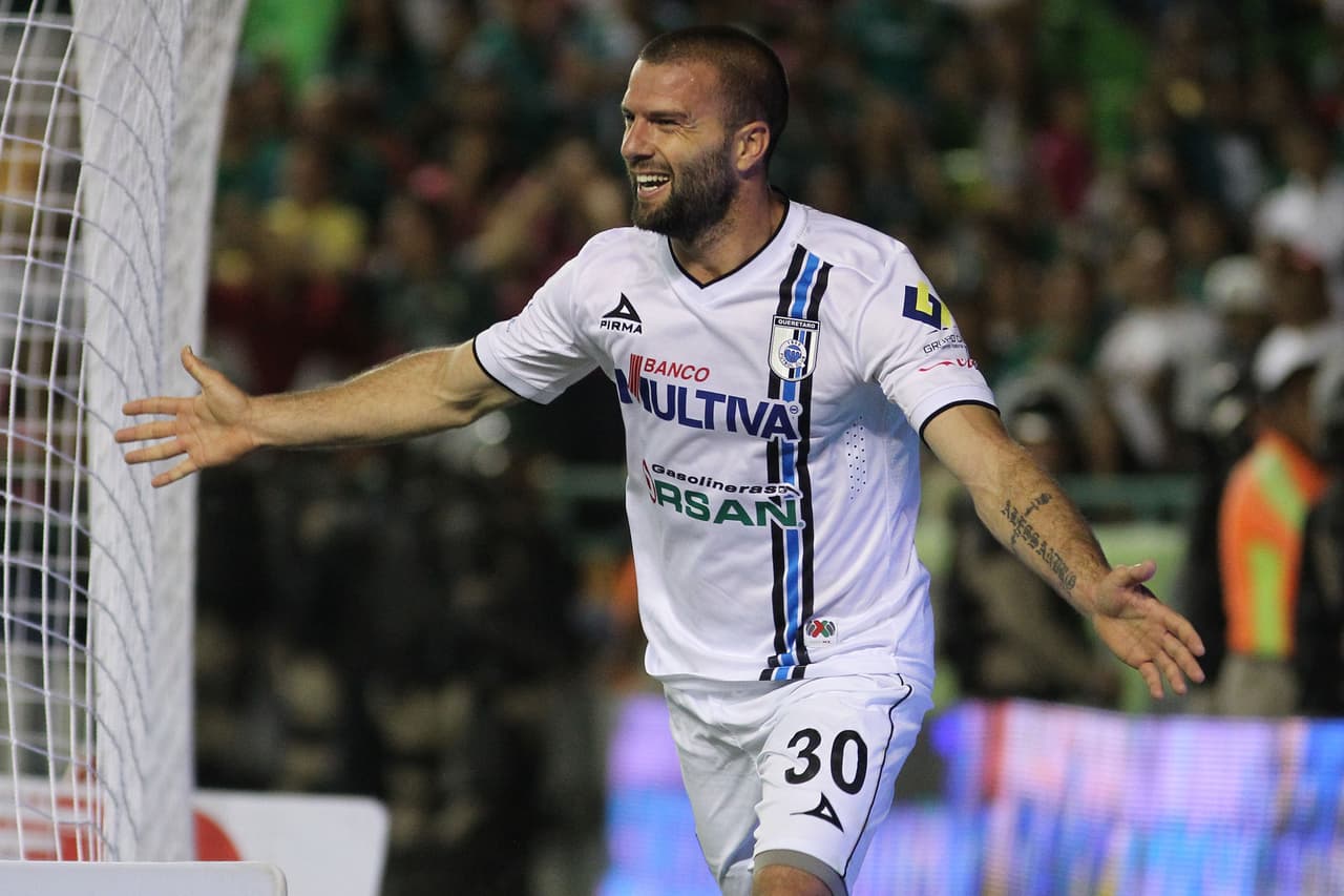 Villa, el delantero del Querétaro quizás no goza de la velocidad de antes pero su capacidad de decisión, olfato goleador y buen golpeo de balón lo hacen un jugador rentable para cualquier equipo.