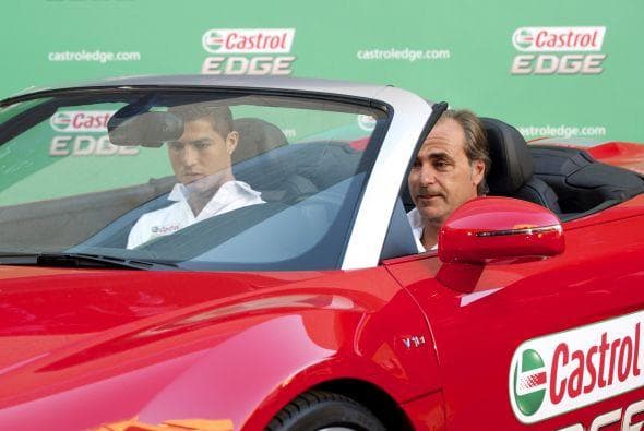 Hay más vinculos de Audi con CR7. Cuando el futbolista llegó al Palacio Vistalegre para la presentación de un documental sobre su figura, lo hizo a bordo de un Audi R8 convertible, en compañía de Carlos Sainz, un nombre que no pasa desapercibido en el mundo de los automóviles. Saiz es uno de los más reconocidos pilotos de España, dos veces campeón del mundo de Rally corriendo para Toyota, además de campeón en el Rally Dakar 2010 con Volkswagen.