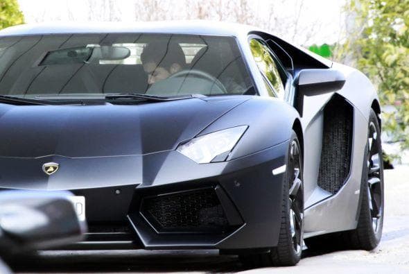 En el garaje de CR7 destaca este Lamborghini Aventador de esbelta carrocería negra. La edición Superveloce de este superauto es capaz de entregar nada menos que 740 caballos de fuerza, alcanzar una velocidad máxima de 217 mph y acelerar de 0 a 60 mph en sólo 2.7 segundos. Su precio aproximado va de los 400,000 dólares hasta los 530,000 dólares, según la versión.