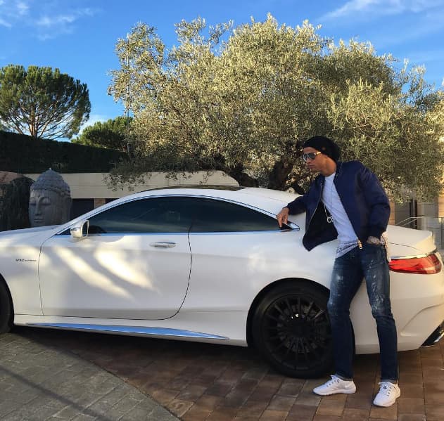 En la millonaria flota que CR7 exhibe en las redes sociales también aparece un Mercedes-AMG S 65 Coupe, un cuyo guardafangos lateral se advierte una referencia a la motorización: un V12 de 6.0 litros doble turbo, el cual se destaca por ser hecho a mano y entregar nada menos que 621 caballos de fuerza.
