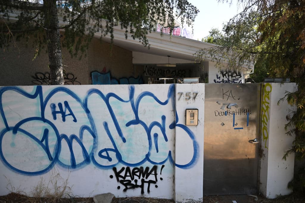 Hasta el portón de acceso a la propiedad tiene grafitis, desentonando en un vecindario donde imperan las mansiones con sobrios estilos.