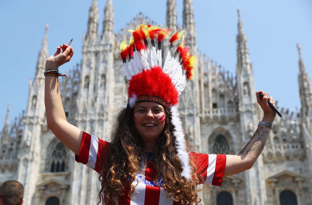 Aficionados de merengues y colchoneros se adueñaron de las calles de Milán.