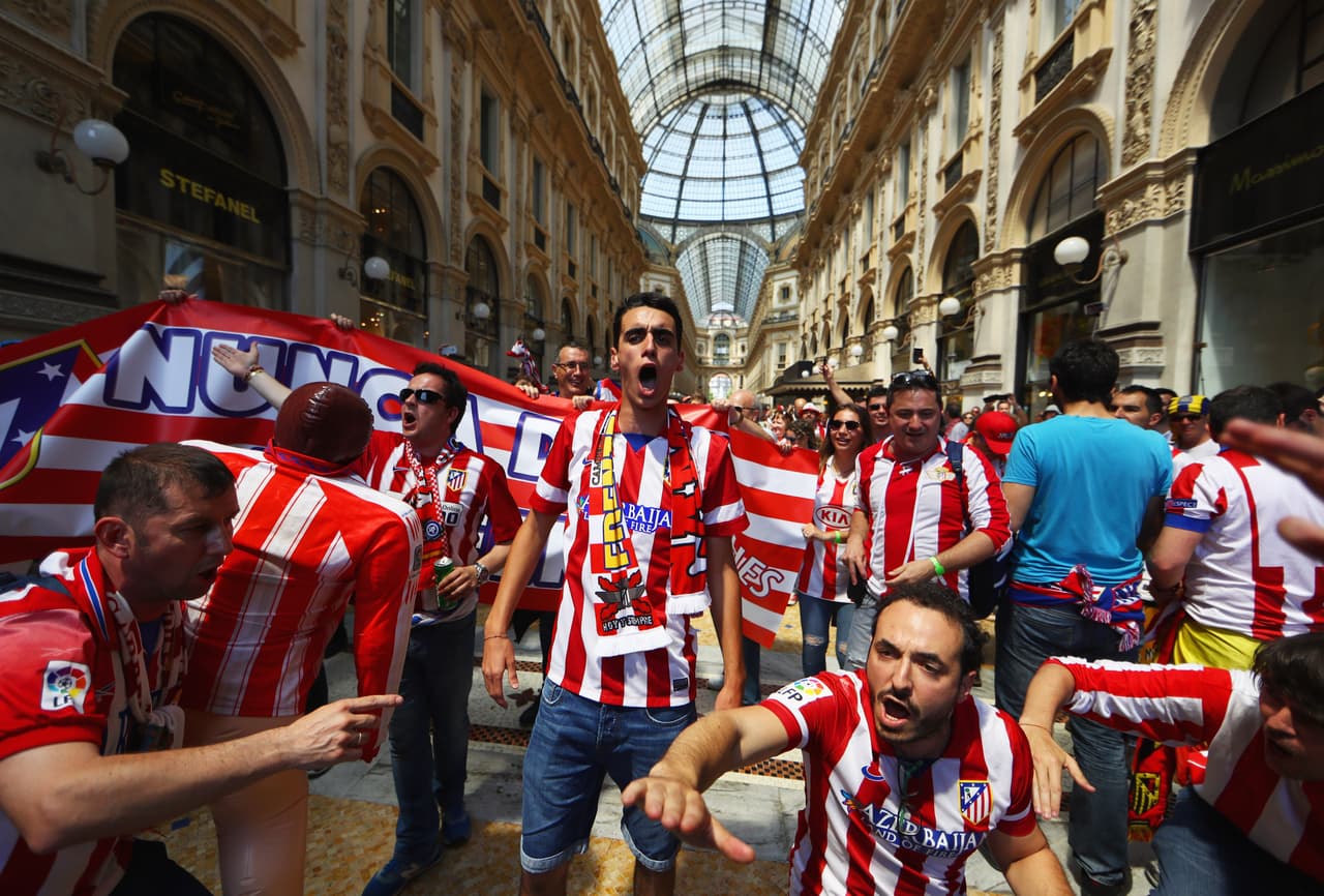 Aficionados de merengues y colchoneros se adueñaron de las calles de Milán.