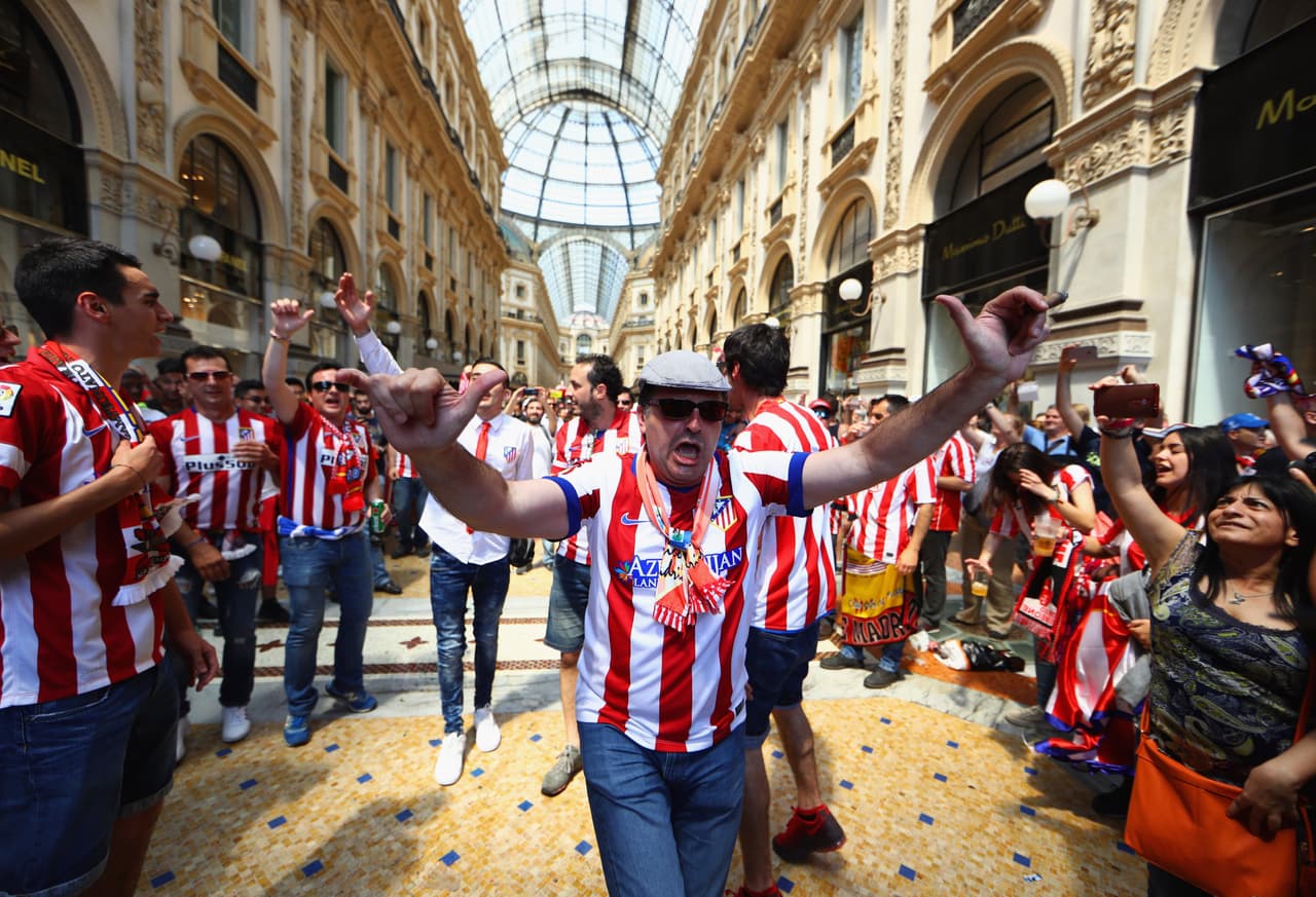 Aficionados de merengues y colchoneros se adueñaron de las calles de Milán.