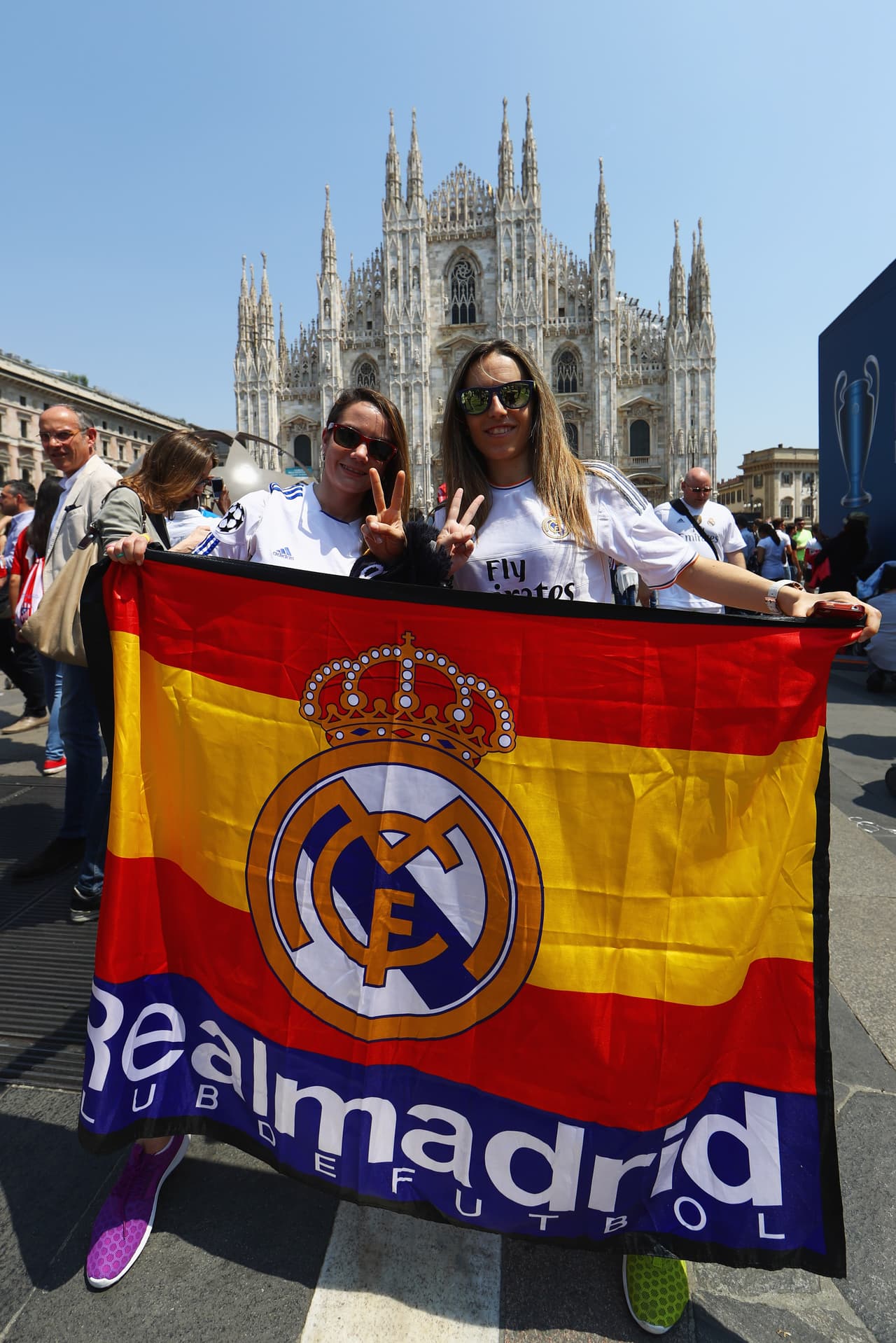 Aficionados de merengues y colchoneros se adueñaron de las calles de Milán.