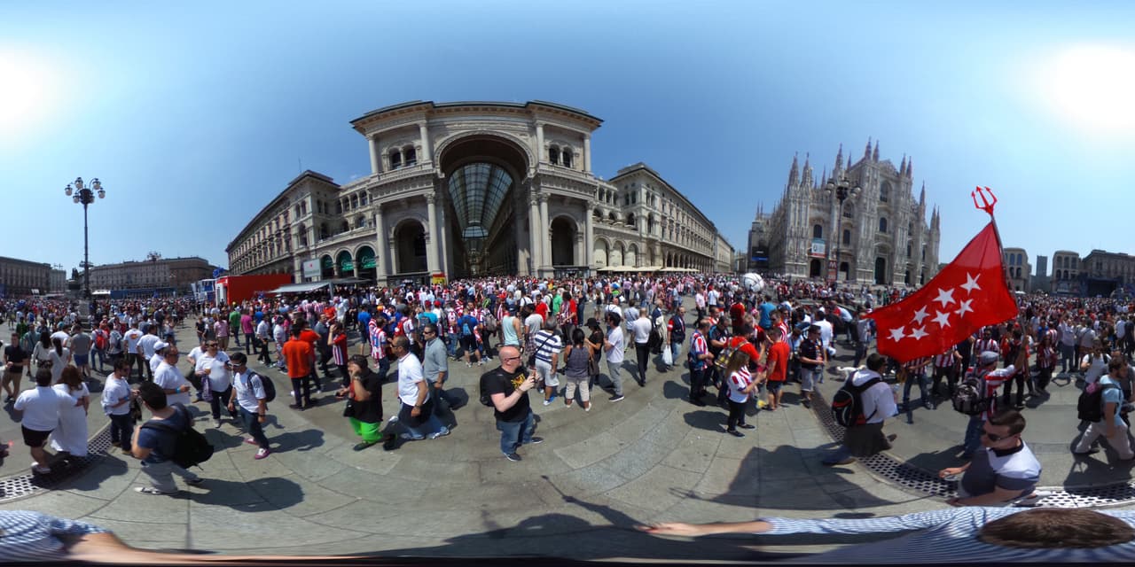 Aficionados de merengues y colchoneros se adueñaron de las calles de Milán.