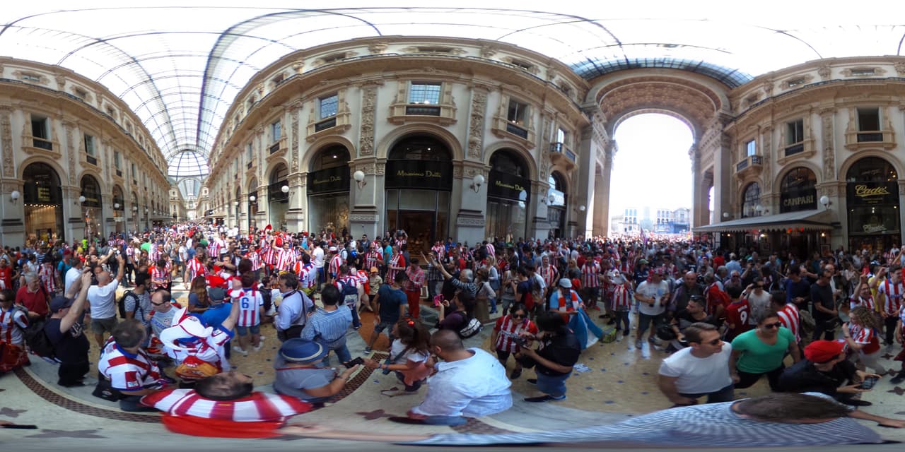 Aficionados de merengues y colchoneros se adueñaron de las calles de Milán.