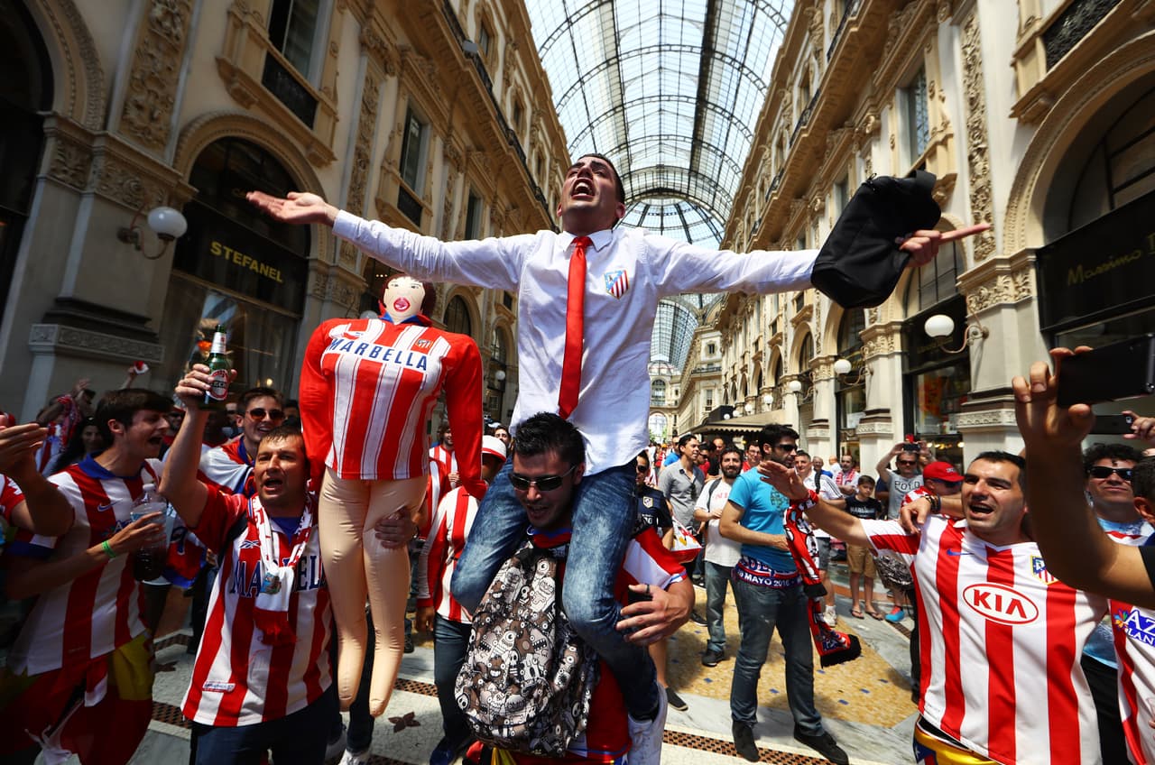 Aficionados de merengues y colchoneros se adueñaron de las calles de Milán.