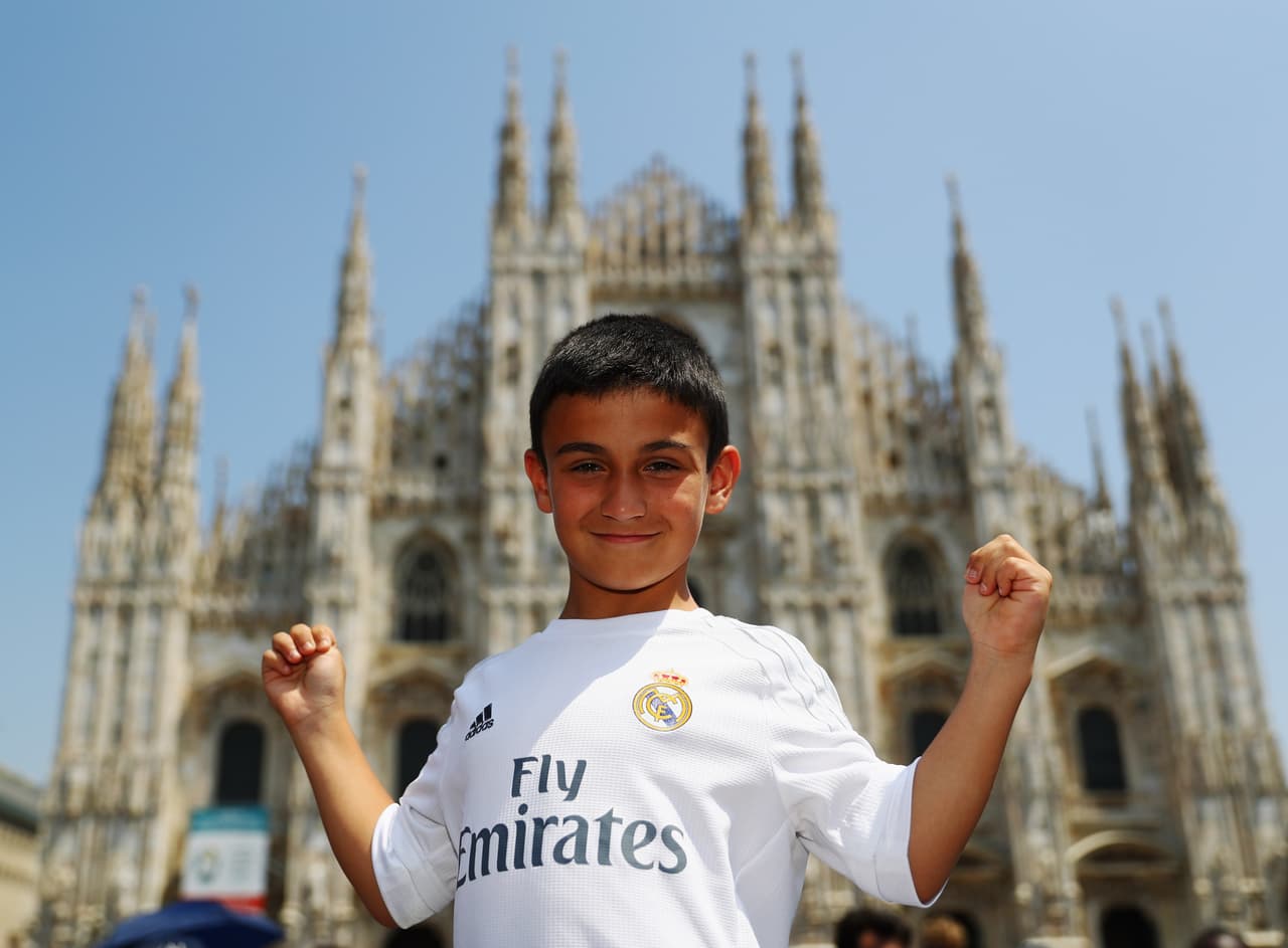 Aficionados de merengues y colchoneros se adueñaron de las calles de Milán.