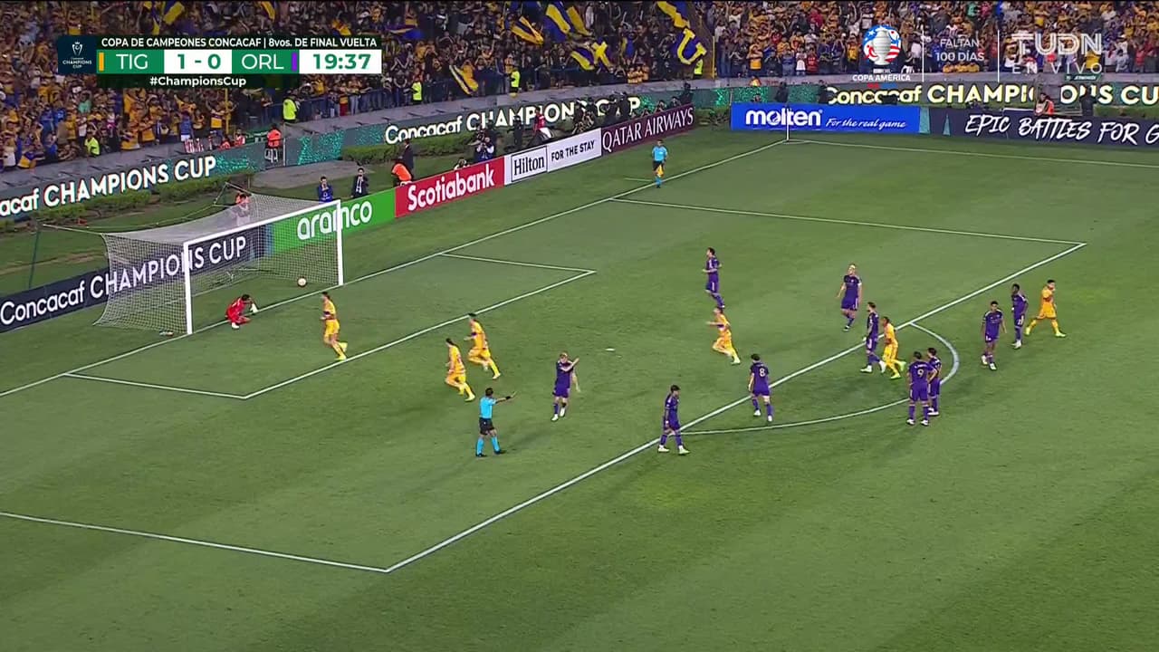 ¡GOL!  anota para Tigres. André-Pierre Gignac