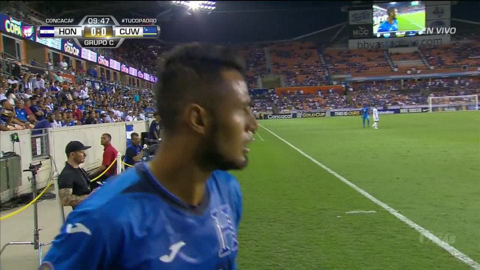 ¡CERCA!. Anthony Lozano disparó que se estrella en el poste.