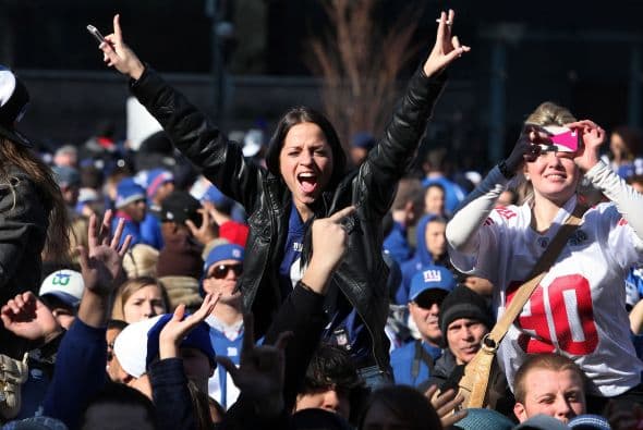 Por supuesto, también abundaron las bellas aficionadas que regalaron sonrisas y vítores sin cansancio.