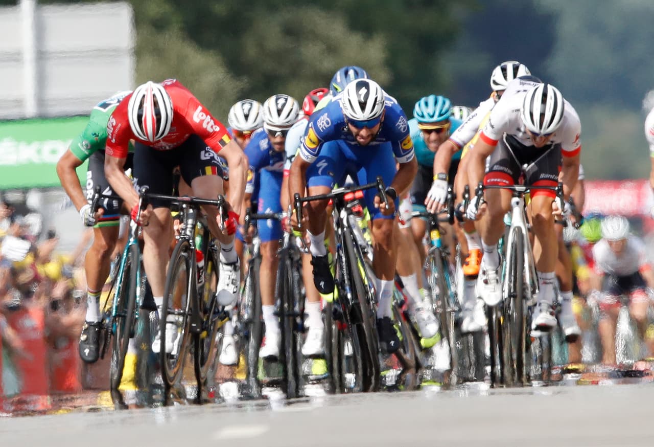 Este es el duro momento del cierre, de buscar con ahínco la línea de meta. Al centro, de azul, el colombiano Fernando Gaviria, quien se alzó con la victoria en esta cuarta etapa. Es su segundo éxito.