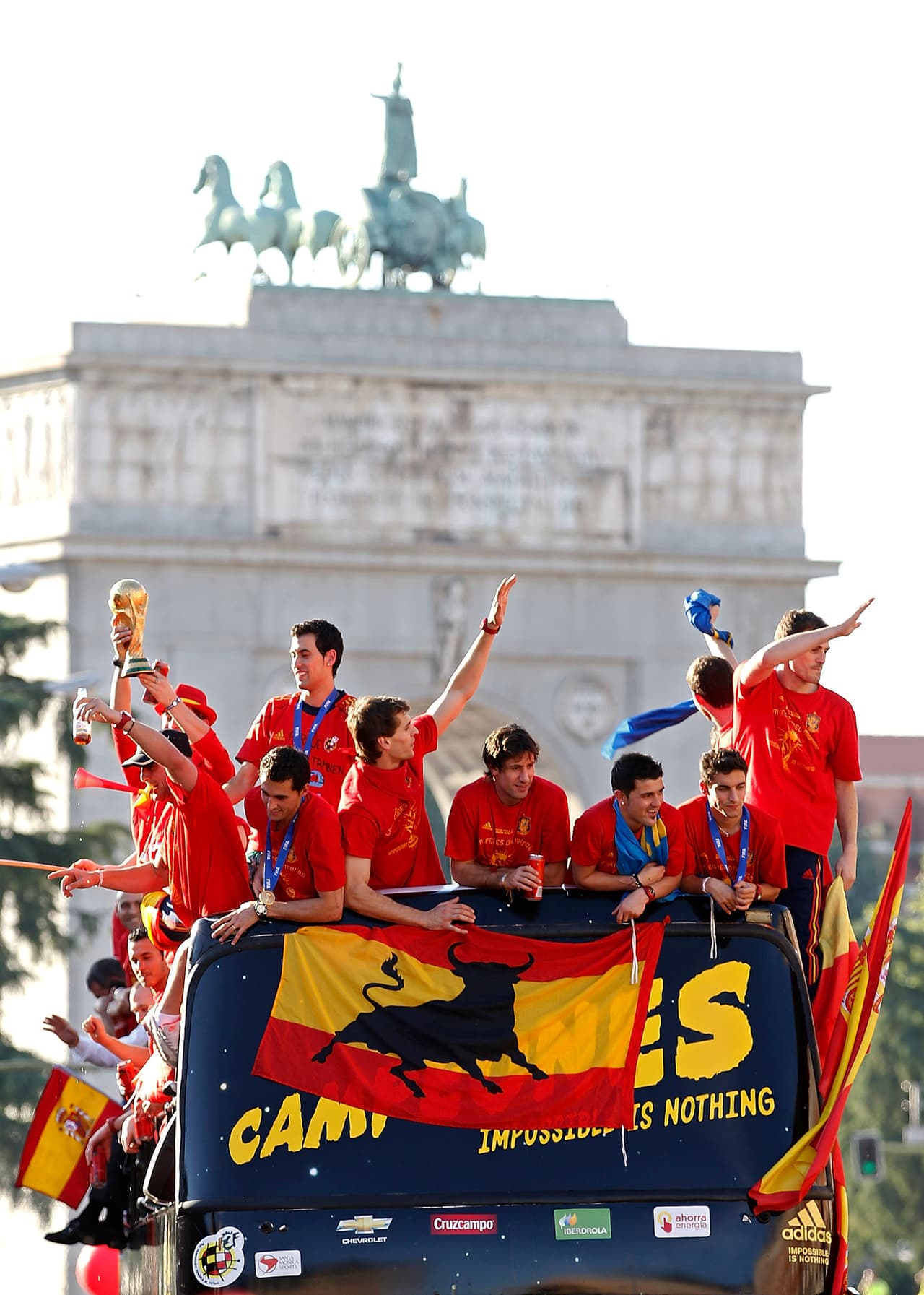 En medio del estallido del desempleo juvenil y de un cambio de gobierno, España conquistó su primera Copa del Mundo de la FIFA en Sudáfrica 2010.