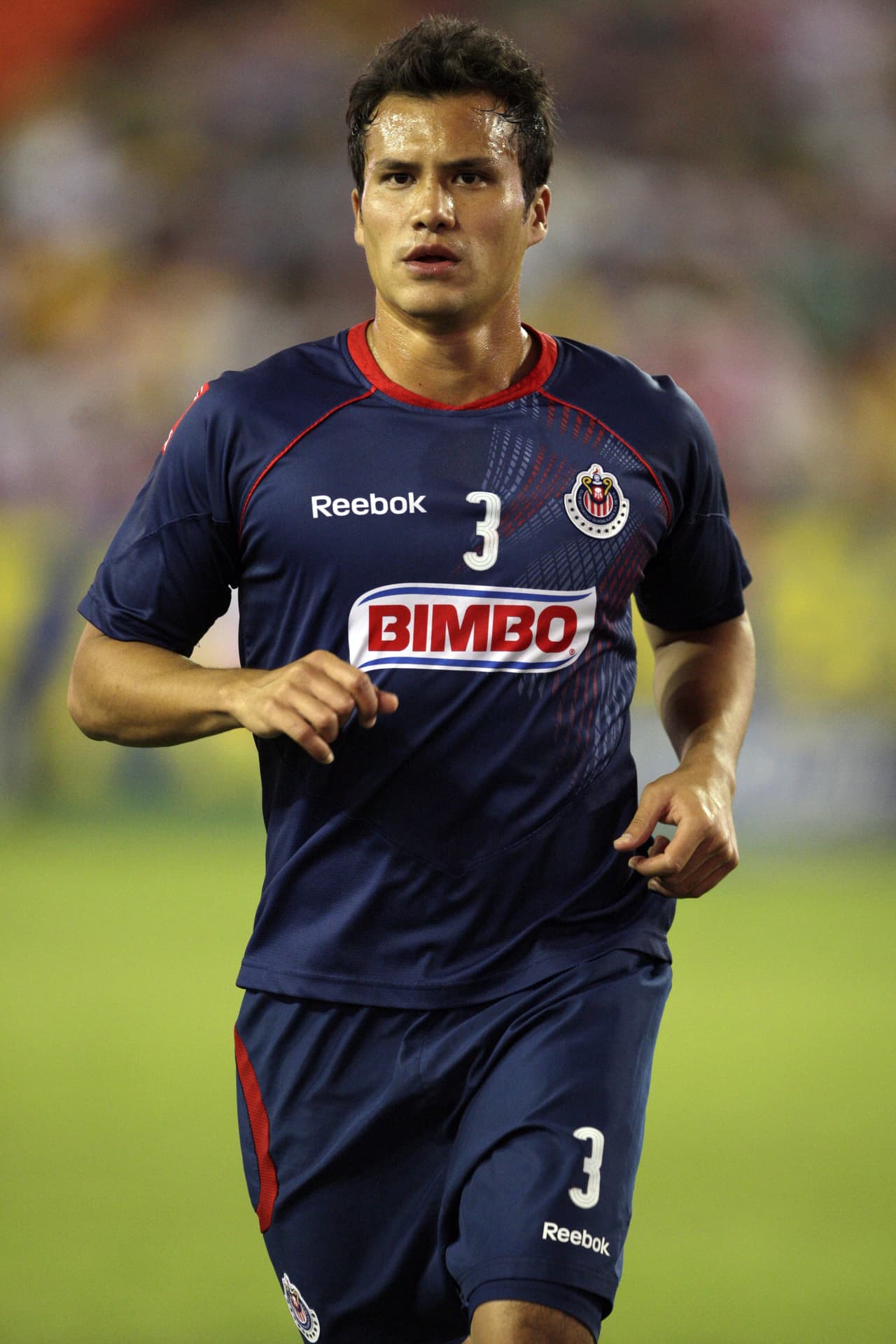 Sin convertirse en un jugador importante, el zaguero central pasó por el Grasshopper suizo y el Eintracht Frankfurt de Alemania, pero al no hacer huesos viejos en ninguno de esos equipos, aceptó la oferta de Chivas.