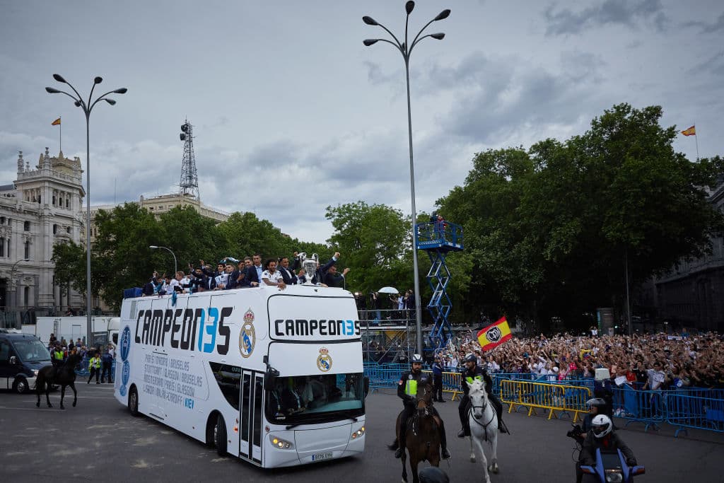 El autobús de dos pisos en el que los integrantes del Real Madrid mostraron la copa a sus aficionados, quienes pacientemente esperaron a verlos aunque fueran algunos segundos nada más.
