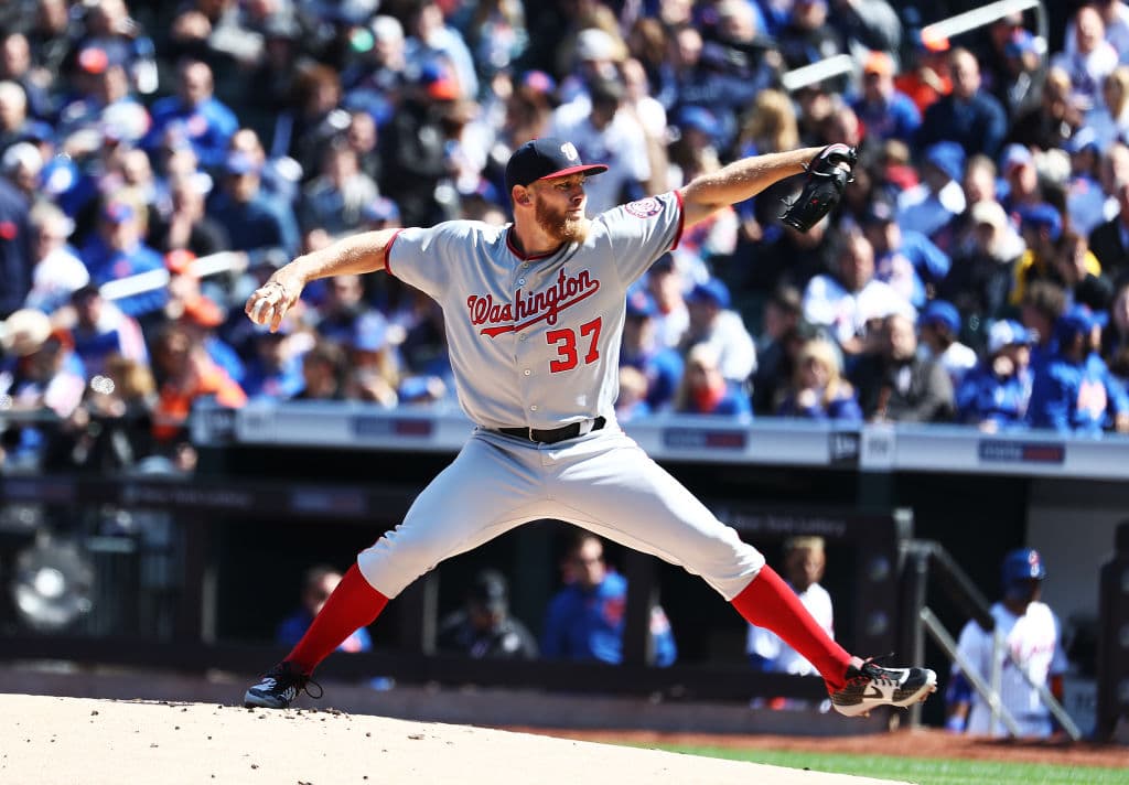 En tanto que por los Nationals el encargado de abrir fue Stephen Strasburg (1-0), y se llevó el triunfo luego de mantenerse en la lomita por espacio de 6.2 innings en los que apeas toleró tres indiscutibles, no permitió carrera y ponchó anueve Mets.