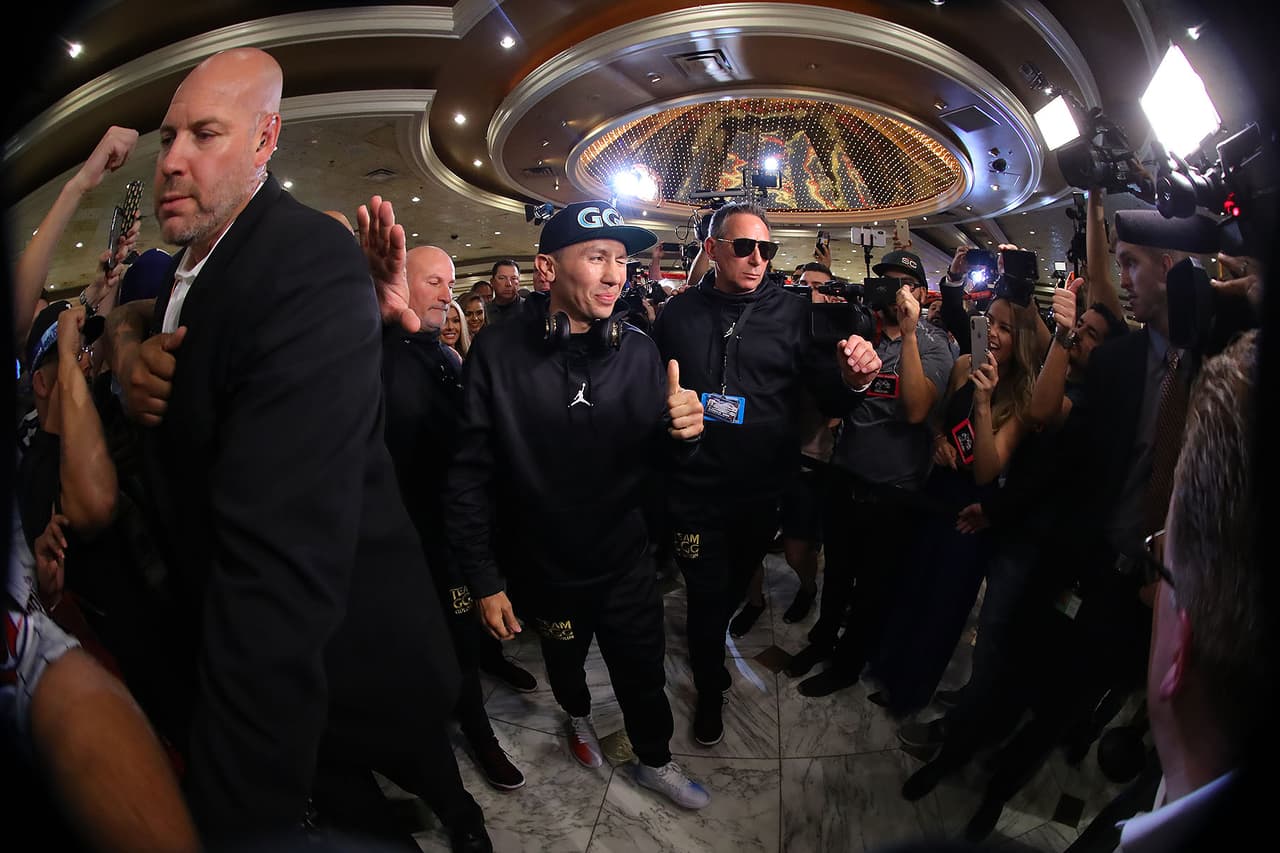 Al son del "México lindo y querido", Saúl 'Canelo' Álvarez y Gennady 'GGG' Golovkin hicieron acto de presencia en el lobby del MGM Grand de Las Vegas. El mexicano gañó la primera batalla gracias a sus fans.