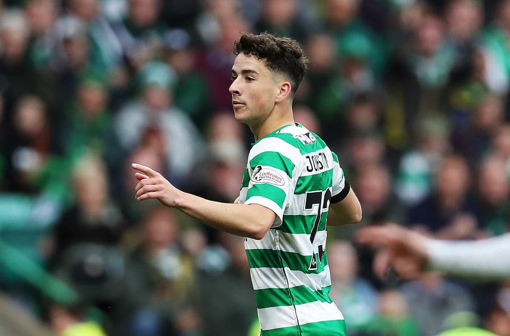 Con un triunfo de 2-1 ante Hearts, Celtic FC se coronó por octava ocasión seguida en la Scottish Premiership y festejó con su público en Celtic Park ante un estadio repleto pero con un cuadro plagado de jugadores suplentes. ¿La razón? El sábado entrante en Hampden Park disputará ante, precisamente, el Hearts la Final de la Copa Escocesa, aunque los de Edimburgh también jugaron con suplentes para el partido del fin de semana. Así festejaron los verdiblancos su campeonato 50 en el fútbol escocés.