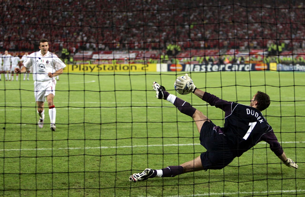 1. La extraña pero vital atajada de Jerzy Dudek ante Andrey Shevchenko que le entregó al Liverpool el título en la temporada 2004/2005.