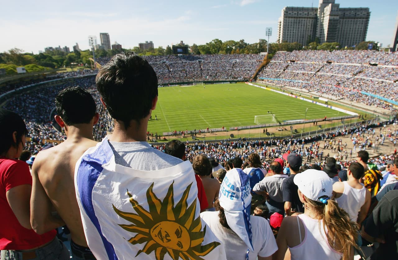 El nombre del estadio Centenario de Montevideo corresponde a un homenaje a los primeros 100 años del juramento de la Constitución de Uruguay como país.