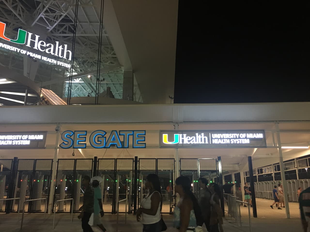 Miami revivió la pasión en la pretemporada de la NFL con el triunfo de los Dolphins 23-20 contra Atlanta Falcons y los fanáticos compartieron sus vivencias en alrededores del estadio y tribunas.