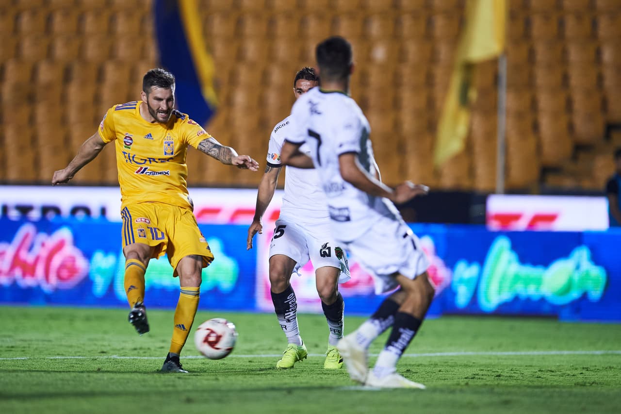 Gignac anotó el 2-1 ante Juárez, mismo que significó la voltereta ante Bravos. Posteriormente su equipo ganó 3-2 y al goleador francés no le importó que el 'Volcán' estuviera vacío, festejó como si todos estuvieran ahí ¡Este es Gignac!