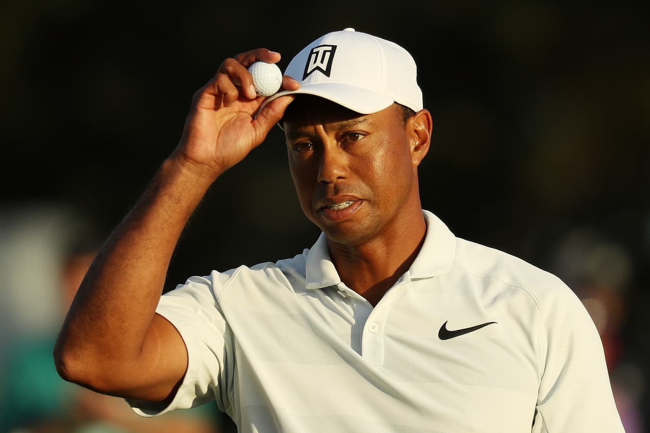Otro triple chaqueta verde y ganador de 14 grandes, el estadounidense Tiger Woods, salió mejor parado y se clasificó por un golpe para las dos últimas jornadas.