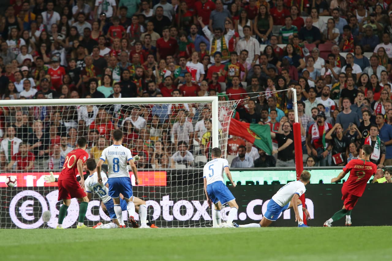 Pero a los tres minutos de la segunda parte, el delantero del Sevilla André Silva (9) abrió el marcador con un potente y colocado tiro cruzado que batió a Donnarumma.