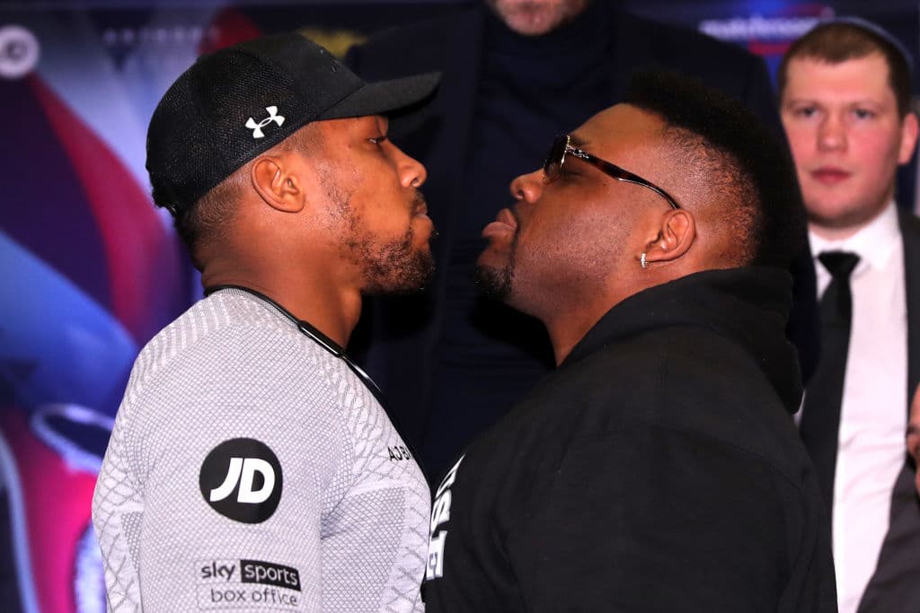 Anthony Joshua y Jarrell Miller se miran fijamente durante una conferencia de prensa que se realiz´´o en Londres para promover su pelea del próximo 1 de junio. Sacaron chispas.