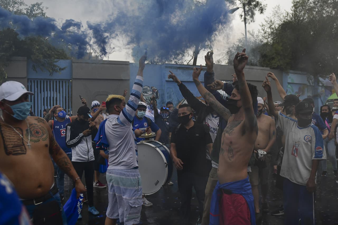 Algunos aficionados de la Máquina del Cruz Azul hicieron un pequeño viaje desde ecatepec para apoyar a sus futbolistas minutos antes de que inicie el clásico joven.